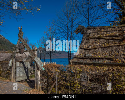 Cabane en bois dans le village viking, flocons ou le lac Walchensee lac Walchen, Upper Bavaria, Bavaria, Germany, Europe Banque D'Images