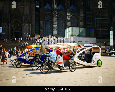 Europe Allemagne Cologne Köln Tour Tricycle moto à la gare Banque D'Images