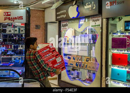 Centre commercial pour les ordinateurs et l'électronique avec de faux Apple Store dans Téhéran, Iran Banque D'Images