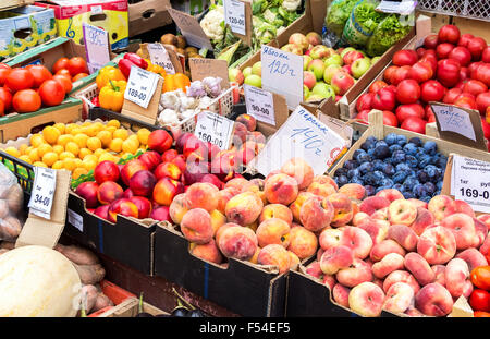 Légumes frais de nouvelle récolte prête à vendre à la marché agricole local Banque D'Images