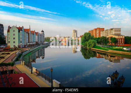 Beau matin vue du centre de Kaliningrad et la rivière Pregolia, la Russie, l'Europe Banque D'Images