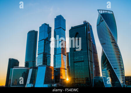 Gratte-ciel dans la ville de Moscou au coucher du soleil, la Russie Banque D'Images