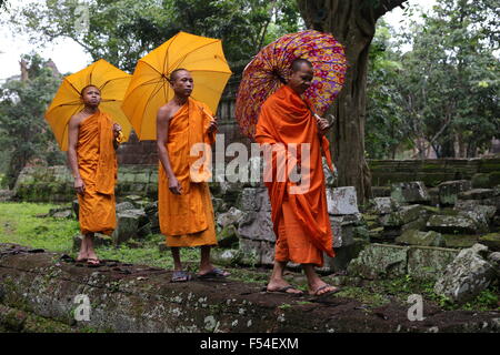 Trois moines marcher avec parasols Banque D'Images