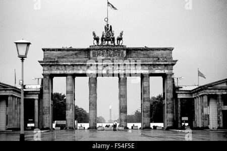 Porte de Brandebourg, 1985. Berlin est à l'époque de la guerre froide Banque D'Images