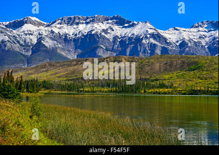 A la fin de l'été image paysage du lac Talbot, Sincline Ridge et la chaîne de montagnes de Miette dans le parc national Jasper, Alberta Banque D'Images