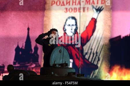 Les saluent le russe lors d'un gala célébrant le 70e anniversaire de la Seconde Guerre mondiale à la place Rouge Le 9 mai 2015 à Moscou, Russie. Banque D'Images