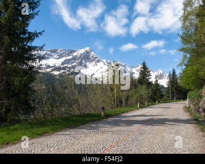 Gotthardpass, Suisse : belle journée de printemps ensoleillée pour le jour de la fête de l'Ascension. Le col est toujours beaucoup de neige Banque D'Images