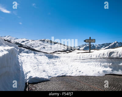 Gotthardpass, Suisse : belle journée de printemps ensoleillée pour le jour de la fête de l'Ascension. Le col est toujours beaucoup de neige Banque D'Images