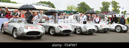 Une rangée de voitures de course Mercedes-Benz 300 SLR à l'intérieur de l'enclos au Goodwood Festival of Speed. Banque D'Images