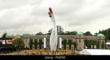 Goodwood House et la Mazda sculpture centrale au Goodwood Festival of Speed 2015 au Royaume-Uni. Banque D'Images