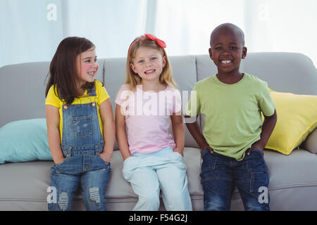 Happy kids sitting together Banque D'Images