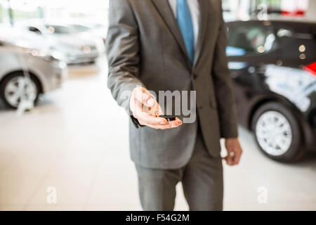 Close up of salesman donnant les clés de la voiture d'un client Banque D'Images