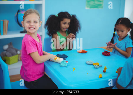 Smiling girls jouant avec de la pâte à modeler Banque D'Images