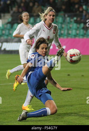 Chomutov, République tchèque. 27 Oct, 2015. Tereza Krejcirikova de République tchèque et Daniela de Sabatini Italie (avant) en action lors de la coupe d'Europe de football féminin 2017 qualificatif, République tchèque contre l'Italie, dans la région de Chomutov, République tchèque, le 27 octobre 2015. © Ondrej Hajek/CTK Photo/Alamy Live News Banque D'Images