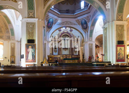 Intérieur de la Cathédrale Métropolitaine de Naga, la plus vieille cathédrale de l'ensemble le sud de Luzon. Il a été construit en 1573, et a été ina Banque D'Images