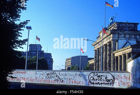 La porte de Brandebourg durant la guerre froide avec le mur de Berlin s'exécutant en face d'elle Banque D'Images