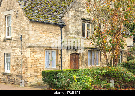 Chalet sur la rue Dollar à Cirencester, Gloucestershire, Angleterre en automne Banque D'Images