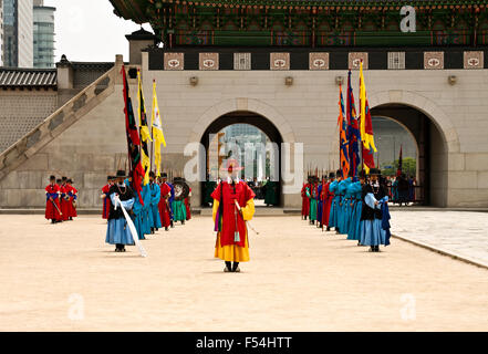 SEOUL, Corée - 17 MAI 2015 : les gardes en costume traditionnel guard le portail de Gyeongbokgung Palace un monument touristique, dans Banque D'Images