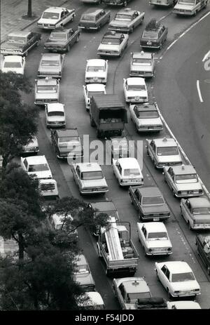 1968 - Taxe sur les automobilistes de la ville d'arrêter les embouteillages : le plan de prélever une taxe de 500 yens (environ 0,50) par jour sur les véhicules entrant dans Tokyo et Osaka de l'extérieur de districts, ou de conduire dans le centre-ville des deux grandes villes du Japon, annoncée par le ministère des transports, rencontre une vive opposition de les constructeurs automobiles, et les automobilistes. Le ministre des Transports M. Yasuhiro Nakasone est déterminé à aller de l'avant avec le plan, et a déclaré que le système de péage urbain serait le dernier remède pour le paralysé la circulation à Tokyo et Osaka. Les milliards d'un yen soulevées par Banque D'Images