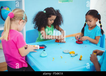 Smiling girls jouant avec de la pâte à modeler Banque D'Images