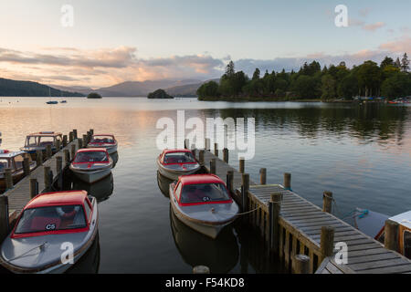 Crépuscule paisible scène de bateaux amarrés dans les jetées dans le lac Windermere en Cumbria Banque D'Images