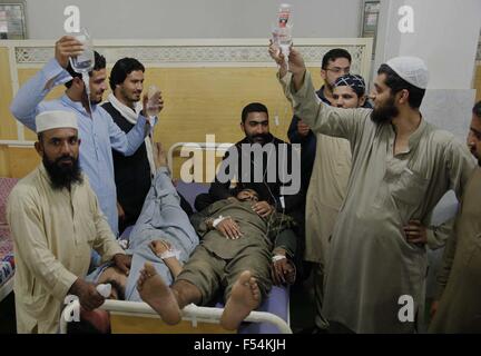 Peshawar, Pakistan. 27 Oct, 2015. Victime du tremblement de terre traités dans l'hôpital local. Le gouvernement pakistanais, l'armée et les organismes de bienfaisance a poursuivi les efforts de sauvetage après un puissant séisme de magnitude 8,1 a tué 350 et plus de 2 300 blessés dans le pays et l'Afghanistan voisin. © Rana Sajid Hussain/Pacific Press/Alamy Live News Banque D'Images