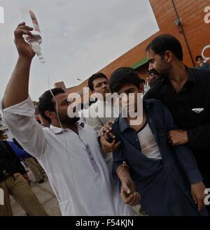 Peshawar, Pakistan. 27 Oct, 2015. Victime du tremblement de terre traités dans l'hôpital local. Le gouvernement pakistanais, l'armée et les organismes de bienfaisance a poursuivi les efforts de sauvetage après un puissant séisme de magnitude 8,1 a tué 350 et plus de 2 300 blessés dans le pays et l'Afghanistan voisin. © Rana Sajid Hussain/Pacific Press/Alamy Live News Banque D'Images