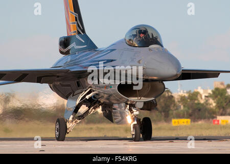 Avion de chasse militaire Flight Falcon F-16 de Belgique dans des couleurs spéciales. Aviation militaire moderne et avions de combat. Banque D'Images