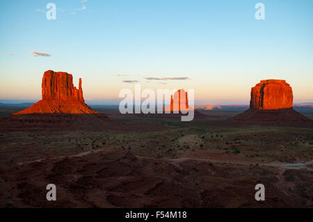 Les mitaines et Merrick Butte près de Sunset, Monument Valley, Arizona, USA Banque D'Images