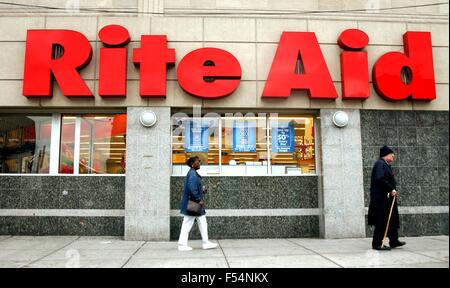 27 octobre, 2015 - (photo) - Walgreens a dit mardi qu'il va acheter la chaîne de magasin rival Rite Aid pour $9,4 milliards de dollars. Sur la photo : 1 janvier, 2011 - Rite Aid store Front à New York. © Globe Photos/ZUMAPRESS.com/Alamy Live News Banque D'Images