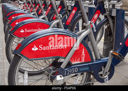 Cycles de Santander station d'embaucher à Shoreditch, London England Royaume-Uni UK Banque D'Images