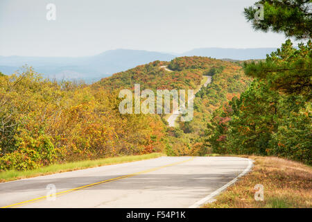 Talimena Scenic Byway tordant sur la crête de la montagne, avec des arbres en couleurs d'automne Banque D'Images