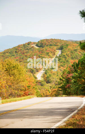 Talimena Scenic Byway enroulement sur la crête de la montagne, avec des arbres en couleurs d'automne Banque D'Images