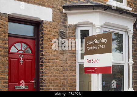 Un immeuble à vendre signe à l'extérieur de maisons mitoyennes dans Est de Londres Angleterre Royaume-Uni Royaume-Uni Banque D'Images