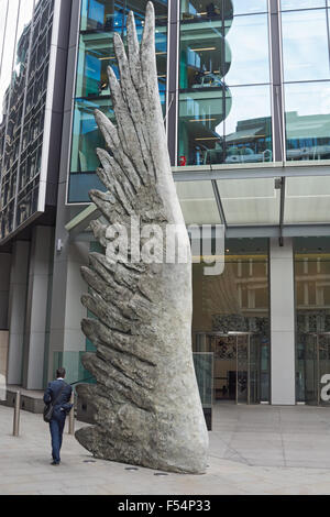 L'aile de la ville sculpture en bronze de Christopher Le Brun dans la région de Old Broad Street, London England Royaume-Uni UK Banque D'Images