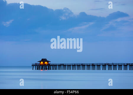 La jetée de Naples Beach au coucher du soleil en Floride, États-Unis d'Amérique Banque D'Images