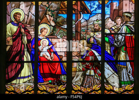 Vitrail représentant l'Epiphanie, la visite des Rois Mages à Bethléem, dans la Cathédrale de Tours, France. Banque D'Images