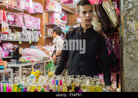 Vendeur de parfum, Grand Bazar, Téhéran, Iran Banque D'Images