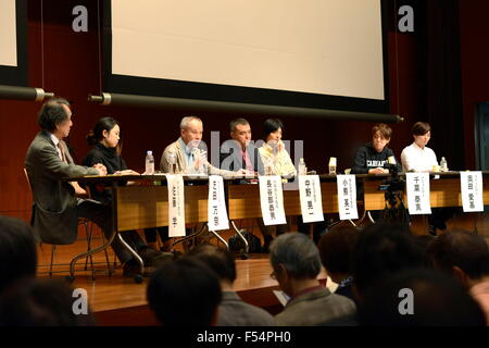 Les participants suivent le symposium intitulé 'le constitutionnalisme, la démocratie et le pacifisme à la croisée des chemins", à l'Hosei University de Tokyo, Japon, le 25 octobre 2015. Les élèves l'action d'urgence pour la démocratie libérale-s (SEALDs) et l'association de chercheurs opposés à la loi liés à la sécurité (ASOSB) coparrainé l'événement pour protester contre les nouvelles lois sur la sécurité adoptée le mois dernier par le parlement. © AFLO/Alamy Live News Banque D'Images