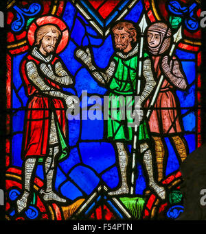 Vitrail représentant un thème médiéval dans la Cathédrale Saint Gatien de Tours, France. Banque D'Images