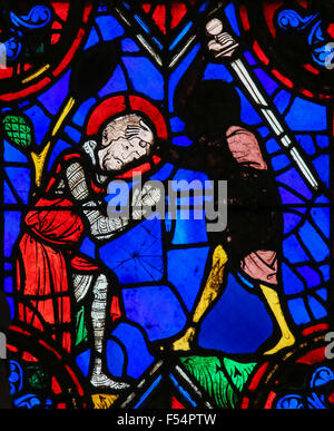 Vitrail représentant l'exécution d'un martyr dans la Cathédrale Saint Gatien de Tours, France. Banque D'Images