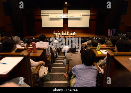 Les participants suivent le symposium intitulé 'le constitutionnalisme, la démocratie et le pacifisme à la croisée des chemins", à l'Hosei University de Tokyo, Japon, le 25 octobre 2015. Les élèves l'action d'urgence pour la démocratie libérale-s (SEALDs) et l'association de chercheurs opposés à la loi liés à la sécurité (ASOSB) coparrainé l'événement pour protester contre les nouvelles lois sur la sécurité adoptée le mois dernier par le parlement. © AFLO/Alamy Live News Banque D'Images