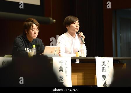 Aki Okuda, droite, l'un des principaux membres de la protestation des étudiants du groupe d'action d'urgence pour la démocratie libérale-s (SEALDs) assiste au symposium intitulé 'le constitutionnalisme, la démocratie et le pacifisme à la croisée des chemins", à l'Hosei University de Tokyo, Japon, le 25 octobre 2015. SEALDs et l'association de chercheurs opposés à la loi liés à la sécurité (ASOSB) coparrainé l'événement pour protester contre les nouvelles lois sur la sécurité adoptée le mois dernier par le parlement. © AFLO/Alamy Live News Banque D'Images