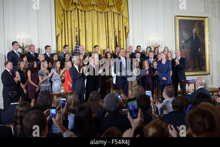 Washington, DC, USA. 27 Oct, 2015. Le président des États-Unis, Barack Obama prend la parole lors d'une cérémonie en l'honneur l'équipe de soccer et de leur victoire dans le 2015 Coupe du Monde féminine de la fifa à l'East Room de la Maison Blanche à Washington, DC, le 27 octobre 2015. Credit : Yin Bogu/Xinhua/Alamy Live News Banque D'Images