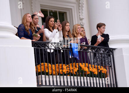 Washington, DC, USA. 27 Oct, 2015. Les membres de l'équipe de soccer de prendre des photos depuis le balcon de la Maison blanche que le président des États-Unis, Barack Obama, feuilles, après une cérémonie pour les honorer et leur victoire dans le 2015 Coupe du Monde féminine de la fifa à l'East Room de la Maison Blanche à Washington, DC, le 27 octobre 2015. Credit : Yin Bogu/Xinhua/Alamy Live News Banque D'Images