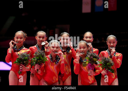 Glasgow, Ecosse. 27 Oct, 2015. Les gymnastes chinois posent après l'équipe féminine en finale à la 46e Championnats du monde de gymnastique artistique à l'ETI Hydro Arena de Glasgow, Ecosse, Grande-Bretagne le 27 octobre 2015. La Chine a remporté la médaille d'argent. Credit : Han Yan/Xinhua/Alamy Live News Banque D'Images