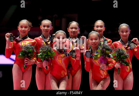 Glasgow, Ecosse. 27 Oct, 2015. Les gymnastes chinois posent après l'équipe féminine en finale à la 46e Championnats du monde de gymnastique artistique à l'ETI Hydro Arena de Glasgow, Ecosse, Grande-Bretagne le 27 octobre 2015. La Chine a remporté la médaille d'argent. Credit : Han Yan/Xinhua/Alamy Live News Banque D'Images