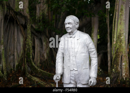 Statue de Thomas Edison par banyan arbre planté par lui, à sa succession d'hiver home, Seminole Lodge, Fort Myers, Floride, USA Banque D'Images