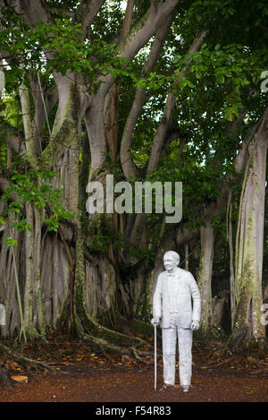 Statue de Thomas Edison par banyan arbre planté par lui, à sa succession d'hiver home, Seminole Lodge, Fort Myers, Floride, USA Banque D'Images