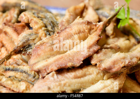 Libre d'une plaque avec un peu l'espagnol boquerones fritos, anchois frits en Espagne typique, servi en tapas Banque D'Images